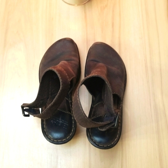 Born handcrafted footwear brown leather upper with closed toe open back heal - Picture 1 of 10